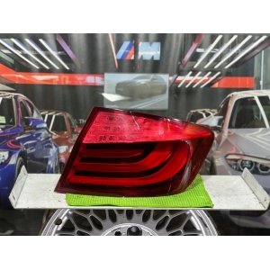 BMW 5 F10 PRZED LIFT EU LAMPA TYŁ TYLNA PRAWA W BŁOTNIK WYSYŁKA GRATIS